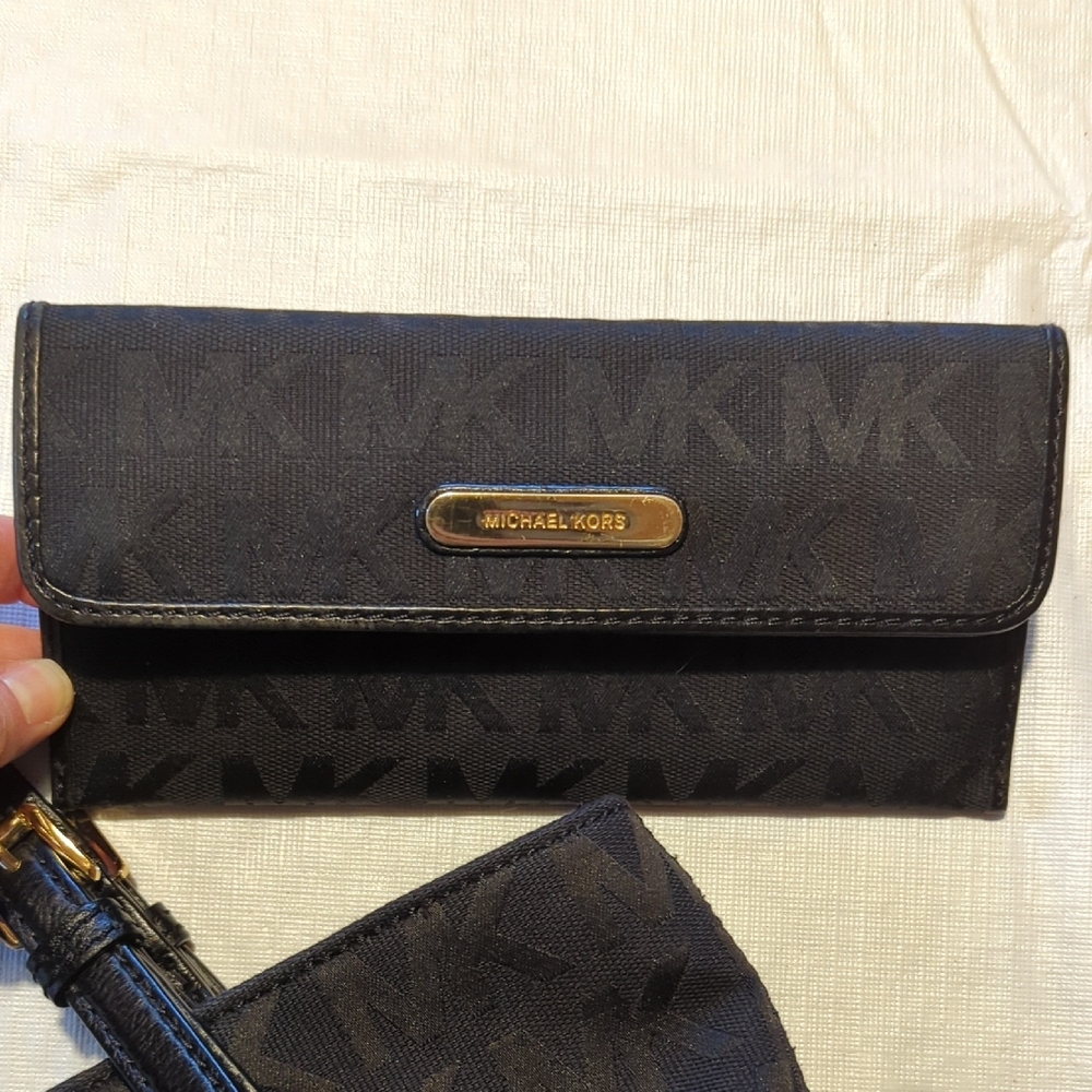 Michael Kors Black Monogram Tote and Wallet - Picture 2 of 11